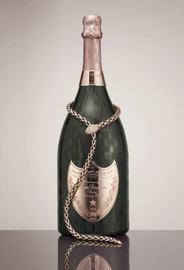 A clássica Serpenti de Bvlgari adorna a garrafa Vintage Rosé 2004 de Dom Pérignon. (Bvlgari/Divulgação)