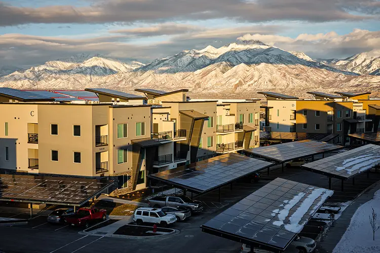 Soleil Lofts, um complexo de apartamentos movido a energia solar em Herriman, Utah: energia solar coletada em Soleil Lofts é armazenada em baterias que podem ser utilizadas pela Rocky Mountain Power, a concessionária local (Lindsay D'Addato/The New York Times)