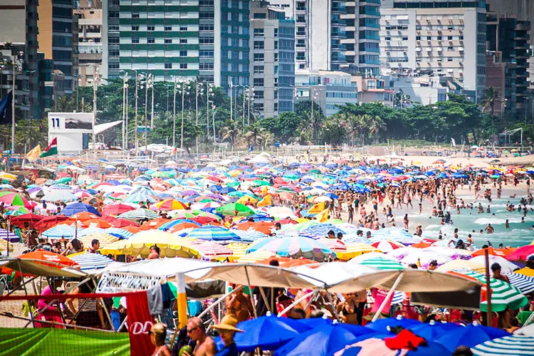 Movimentação na praia do Leblon, no Rio de Janeiro (RJ), neste domingo (14/03) (BRUNO MARTINS/Estadão Conteúdo)