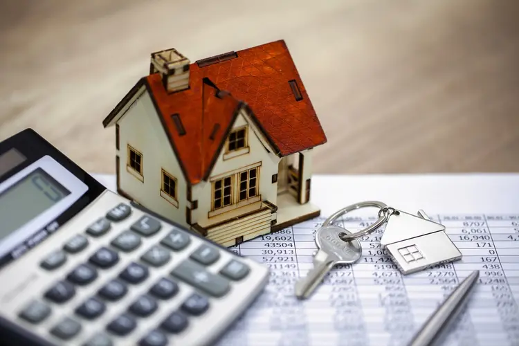 Casa própria: adquirir imóveis é a principal motivação do investidor brasileiro (Krisanapong detraphiphat/Getty Images)