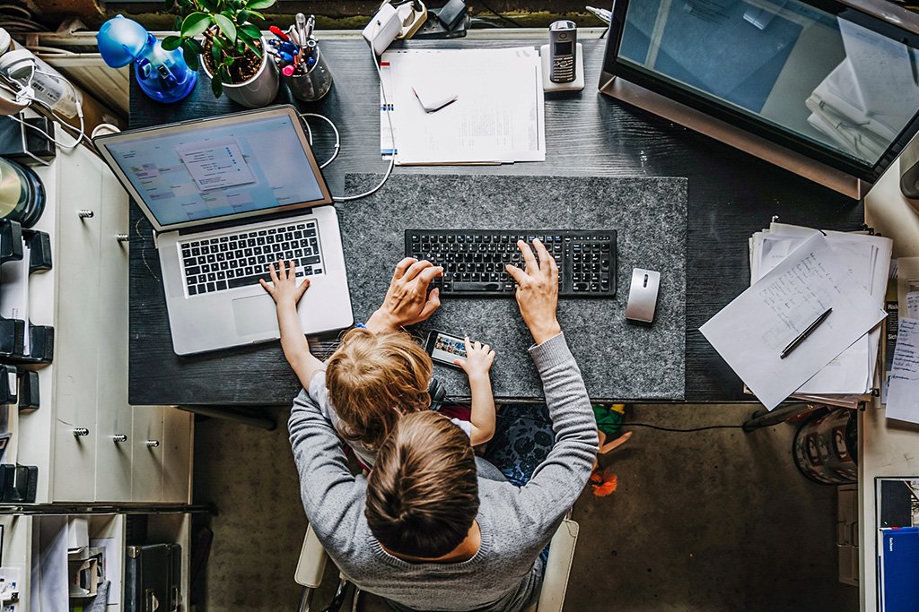 Home office: trabalho remoto oferece uma nova condição para o profissional desempenhar as suas funções (Tom Werner/Getty Images)