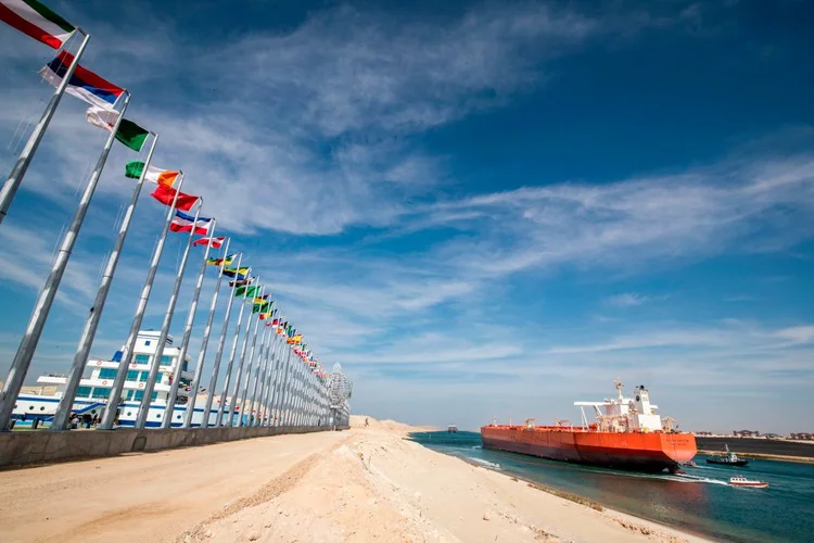 Bandeiras de diversos países no Canal de Suez, em 2019: navio foi removido a um parque marítimo das redondezas para passar por reparos, desobstruindo o canal (KHALED DESOUKI/AFP/Getty Images)