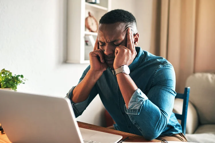 Segundo a pesquisa, 58% afirmam que têm medo de conversar com os seus chefes sobre continuar o trabalho remoto por receio de que isso prejudique as chances de ascensão na carreira (PeopleImages/Getty Images)