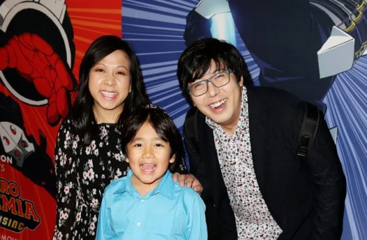 Ryan Jaki com seus pais, Shion e Loann Kaji, na premiere do filme "My Hero Academia: Heroes Rising" (Joe Scarnici/Getty Images)