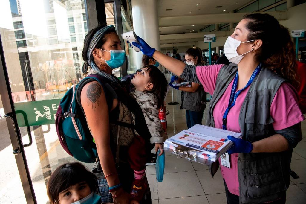 Em meio alta de casos, Chile faz quem chega do Brasil pagar por isolamento
