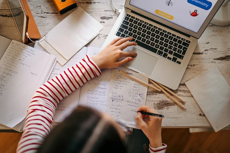 Retorno às aulas presenciais já é uma realidade para a maior parte das redes de ensino do país (mixetto/Getty Images)