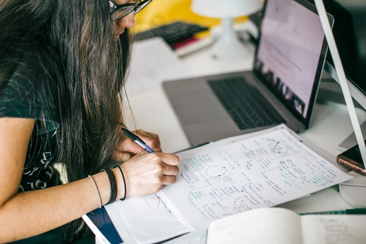 Ao longo dessas sete décadas, a ESPM foi aperfeiçoando sua prática de ensino e pesquisa, inserindo graduação e pós-graduação no seu escopo. (Carol Yepes/Getty Images)