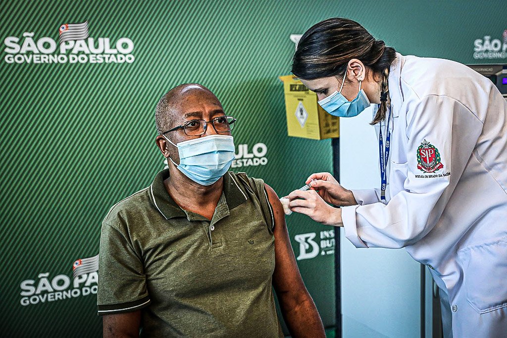 Vacinação em São Paulo: Secretaria de Estado da Saúde distribuiu 380 mil doses para reforço e os municípios estão orientados a utilizar todas as vacinas disponíveis (Rodrigo Paiva/Getty Images)