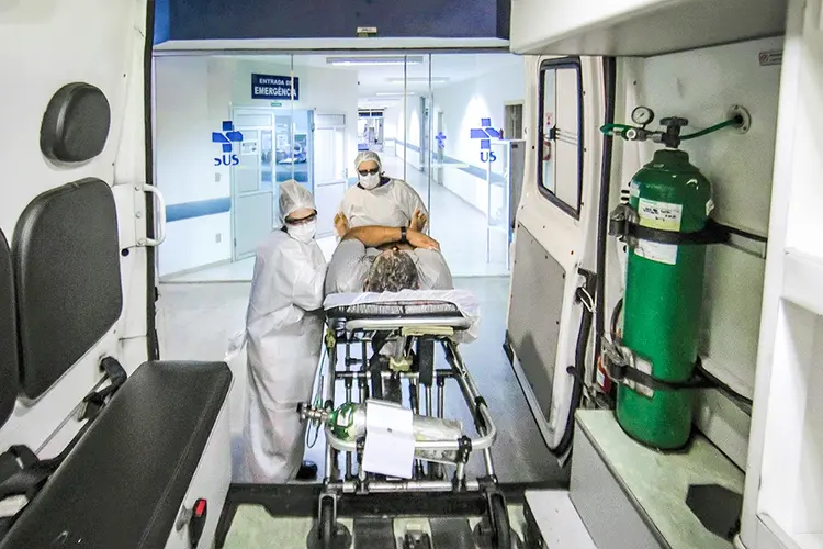 Paciente atendido em hospital: média de casos está em tendência de alta. (Jonne Roriz/Bloomberg/Getty Images)