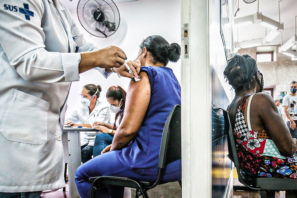 Vacinação contra covid-19 no Brasil. (Alexandre Schneider/Getty Images)