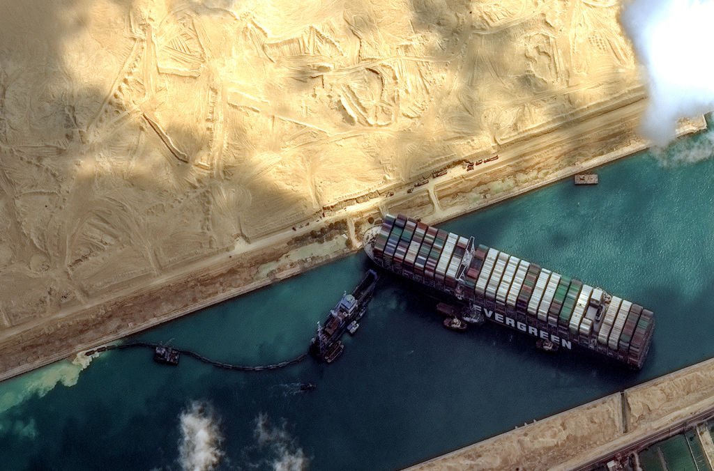 Canal de Suez: os navios que transportam 92 mil animais para a Jordânia estão presos, disse um oficial (Satellite image (c) 2020 Maxar Technologies./Getty Images)