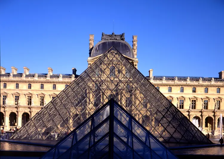 Pirâmide de vidro no Museu do Louvre, em Paris: Franca anunciou novas medidas de restrição à circulação na última semana (Dukas/Getty Images)