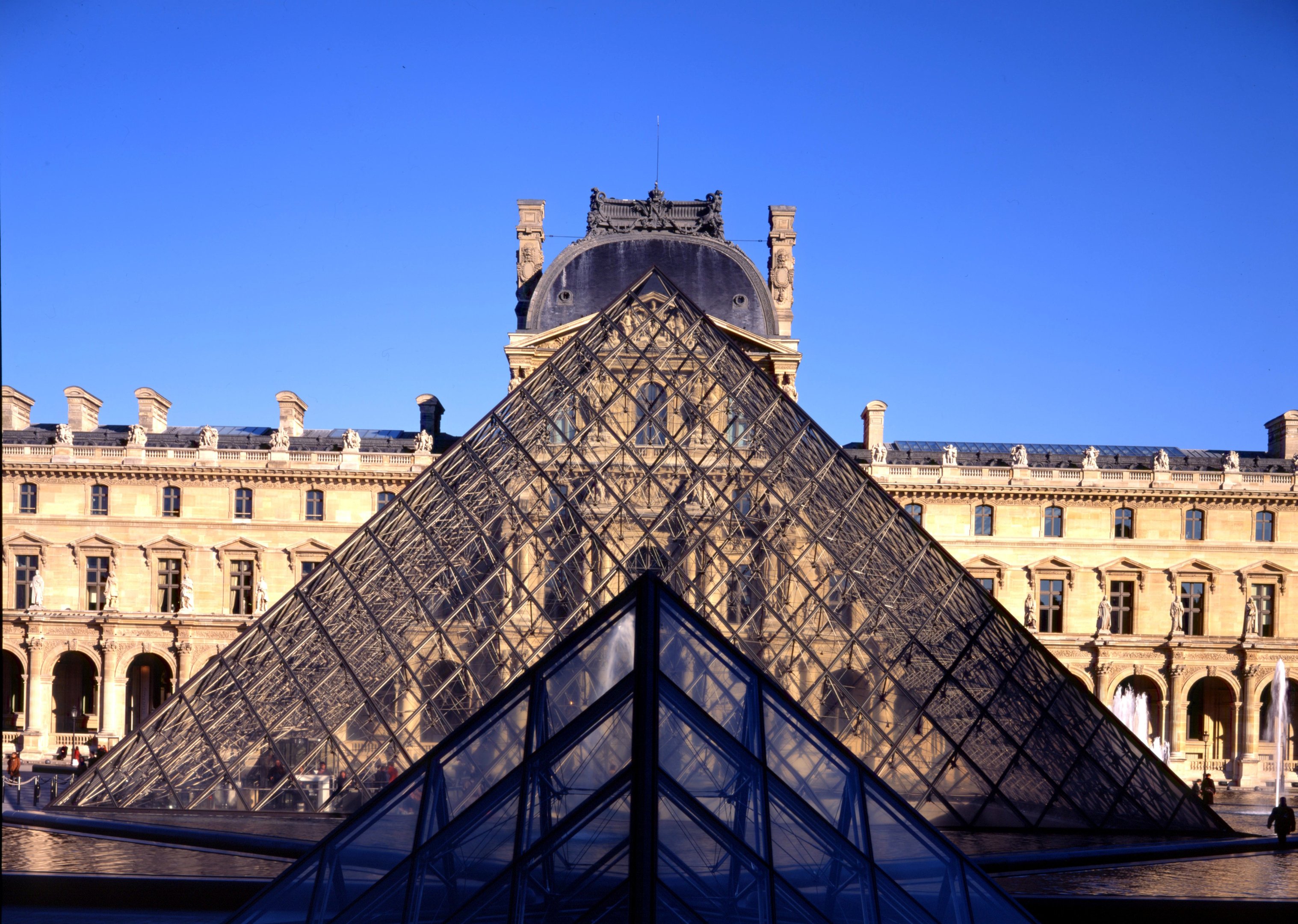 Pirâmide de vidro no Museu do Louvre, em Paris.