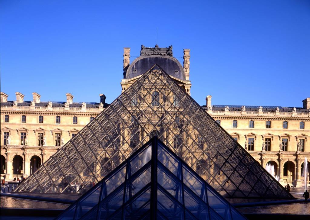Pirâmide de vidro no Museu do Louvre, em Paris: Franca anunciou novas medidas de restrição à circulação na última semana (Dukas)