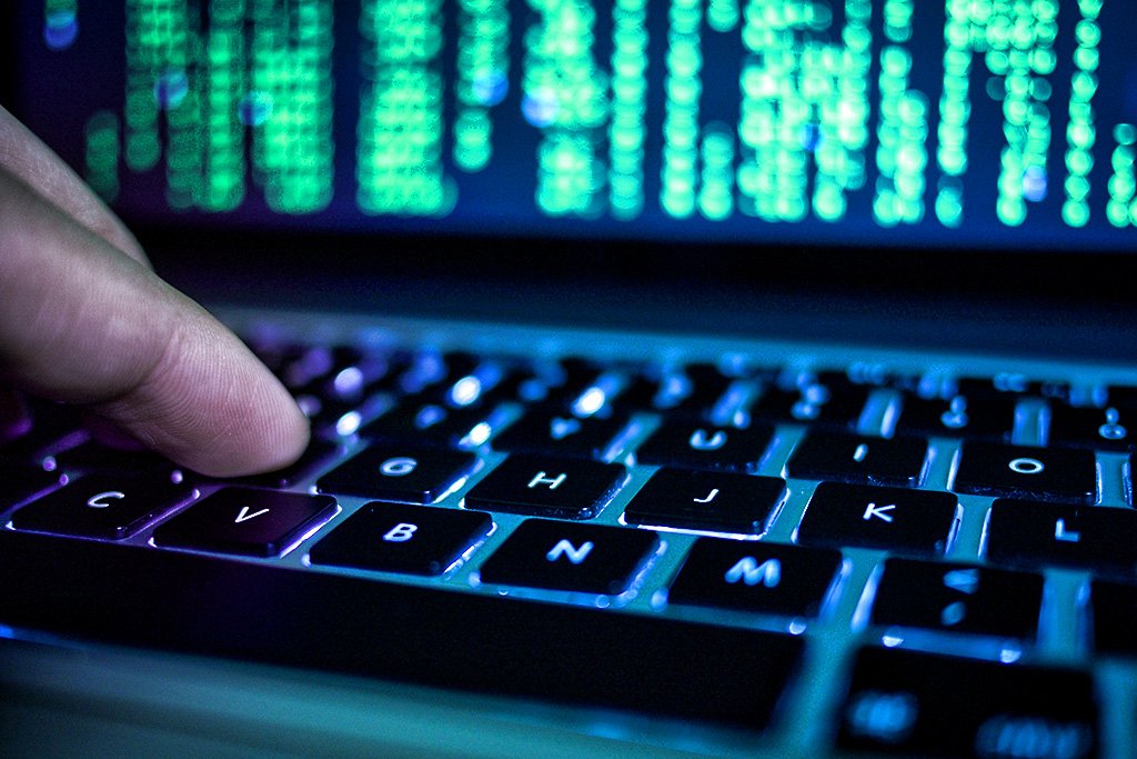 Quase 80% dos 'hackers do bem' caçam falhas visando lucro, revela pesquisa