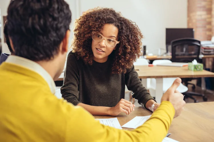 Preparar-se adequadamente para perguntas desafiadoras, como "Como você equilibra qualidade e quantidade?", é essencial para se destacar em uma entrevista de emprego e demonstrar suas habilidades de gestão e produtividade. (Weekend Images Inc./Getty Images)