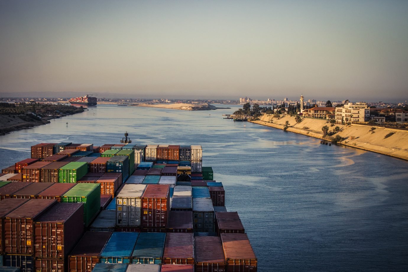 Os canais de Suez e do Panamá estão na mínima histórica de comércio. Como isso afeta o mundo?