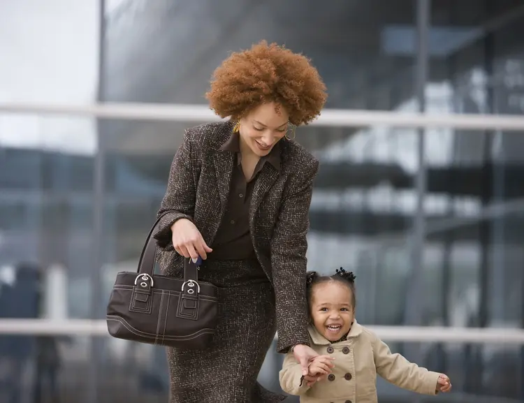 Mães: mulheres com filhos enfrentam muitos desafios na vida corporativa (Ariel Skelley/Getty Images)
