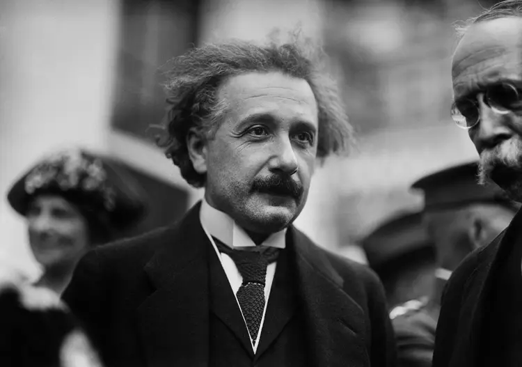 Para Einstein, em determinado ponto, não é mais possível fugir do buraco negro (Universal History Archive/Colaborador/Getty Images)