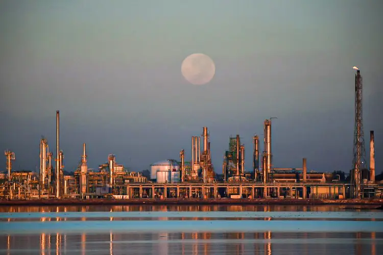 Refinaria de petróleo La Teja, da estatal uruguaia Ancap, em Montevidéu: país quer ser um exportador do combustível limpo (Mariana Suarez/AFP/Getty Images)
