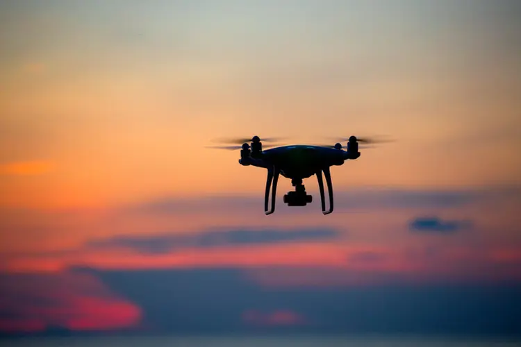 Drones: aeronaves serão utilizadas em projeto nos Emirados Árabes para aumentar as chuvas (Kittikorn Nimitpara/Getty Images)
