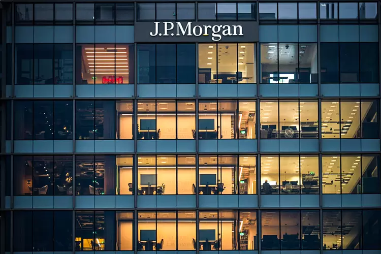 Mais centenas de funcionários do JPMorgan Chase & Co. e do Goldman Sachs Group Inc. retornaram a seus escritórios em Londres desde que o governo do Reino Unido afrouxou sua orientação de “ficar em casa” (NurPhoto/Getty Images)