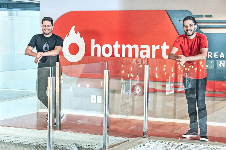 João Pedro Resende e Mateus Bicalho, fundadores da Hotmart: fundada em 2011, a empresa já soma 1.300 funcionários em 12 escritórios ao redor do mundo (Magê Monteiro/Divulgação)