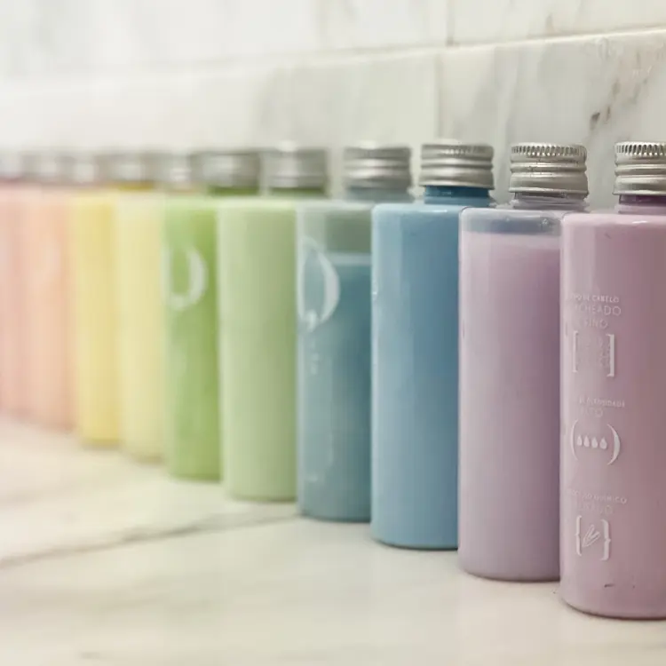 A linha de shampoos e condicionadores personalizáveis em até cinco fragrâncias e seis cores. (MeuQ/Divulgação)