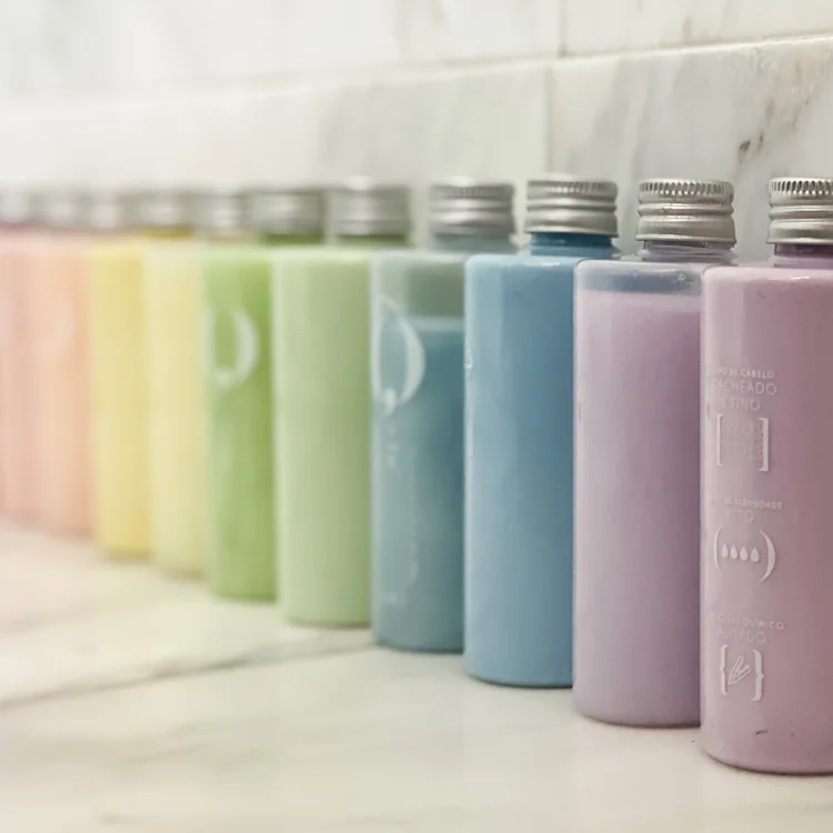 A linha de shampoos e condicionadores personalizáveis em até cinco fragrâncias e seis cores. (MeuQ/Divulgação)