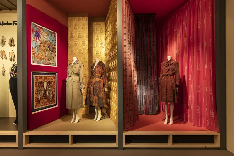 Roupas e lenços da mostra Silk. (Museo Ferragamo/Divulgação)