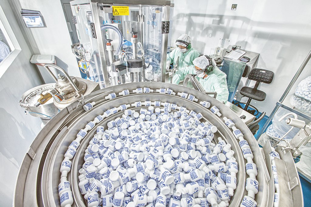Linha de produção do laboratório Apsen, em São Paulo: expansão com melhorias em remédios já existentes (Divulgação/Reprodução)
