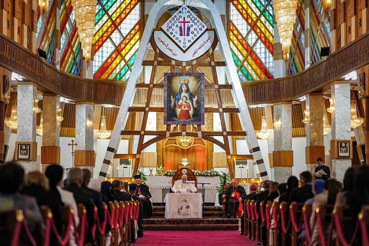 Encontro do Papa com fieis em igreja de Bagdá: é a primeira vez que um pontífice visita o local (Ayman HENNA / AFP/Getty Images)