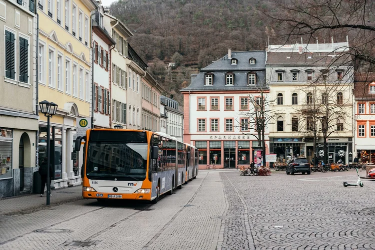 Ônibus elétricos no centro histórico  (Felix Schmitt/The New York Times)