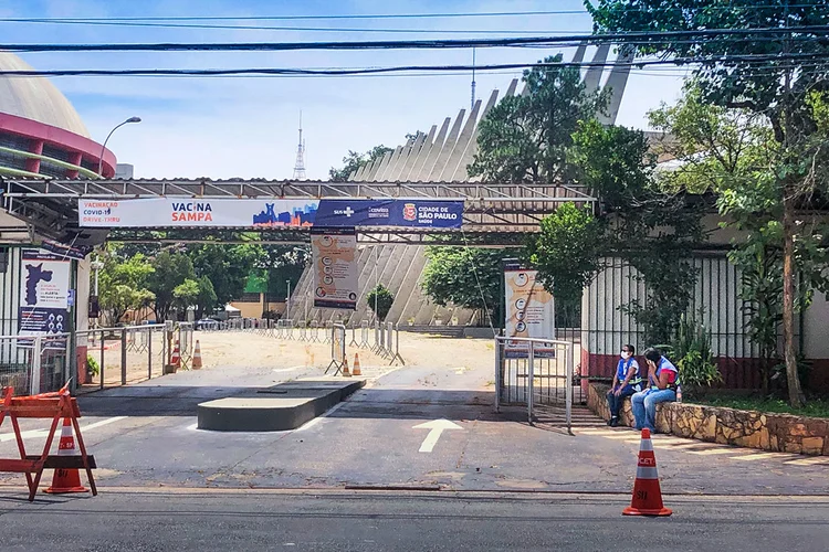 Drive-thru de vacinação no Ginásio Ibirapuera, em Sâo Paulo, na quinta-feira, 18: posto de atendimento ficou boa parte do dia vazio (Fabiane Stefano/Exame)