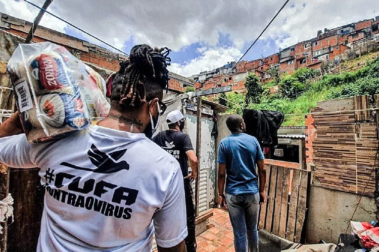 Distribuição de alimentos pela CUFA no Projeto Mães da Favela (Igor Oliveira/Divulgação)