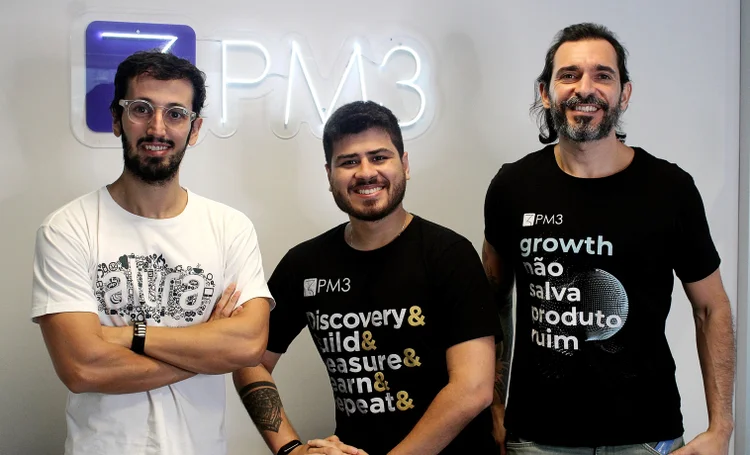 Paulo Silveira, fundador da Alura, ao lado de Marcell Almeida e Bruno Coutinho, fundadores da PM3: as empresas vão manter as marcas separadas
 (Alura/Divulgação)