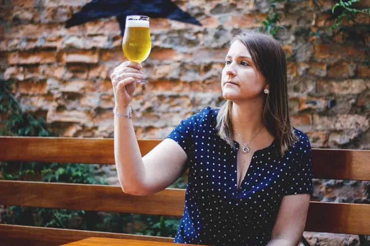 Laura Aguiar, mestre-cervejeira e responsável pela área de conhecimento e cultura Cervejeira da Ambev (Renata Monteiro/Reprodução)