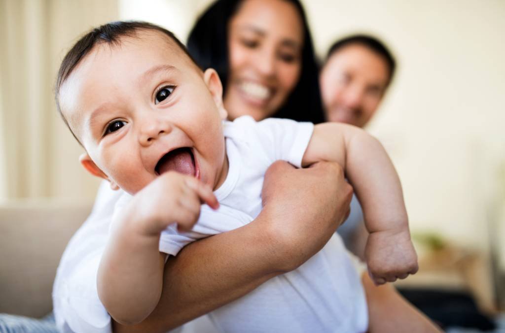 Pais e mães falam de mudanças na vida após nascimento dos filhos (Halfpoint Images/Getty Images)