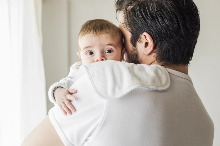 Pais brasileiros entrevistados em pesquisa do Boticário e Grimpa afirmam ter reduzido a fala rotineira de frases consideradas machistas após a chegada dos filhos (//Getty Images)