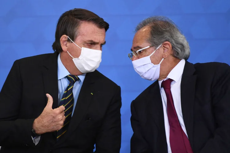 Bolsonaro e Guedes usando máscara durante evento (EVARISTO SA/AFP/Getty Images)