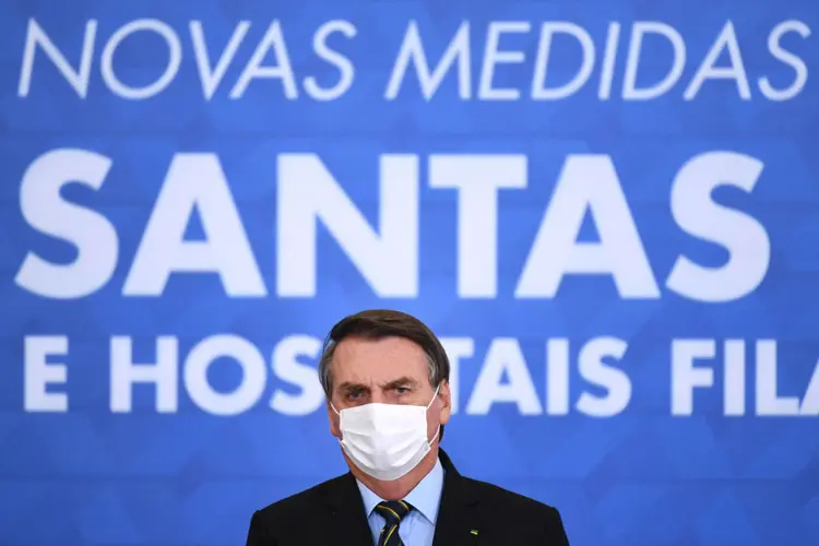 Bolsonaro usando máscara durante a pandemia de covid-19 (EVARISTO SA/AFP/Getty Images)