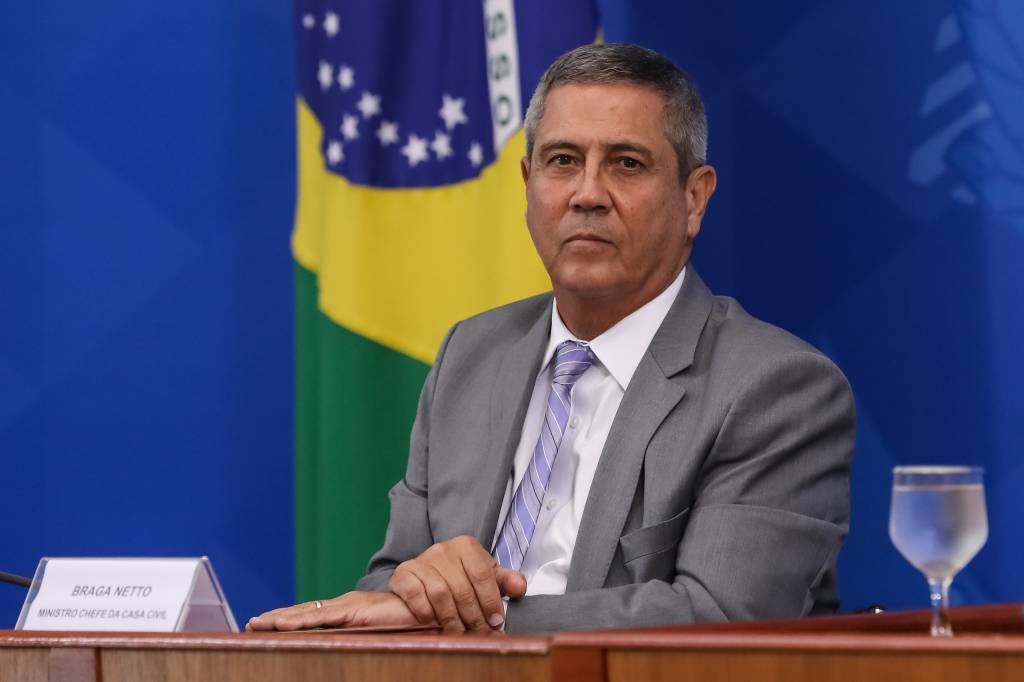 Braga Netto vota no Rio e se diz confiante na vitória de Bolsonaro