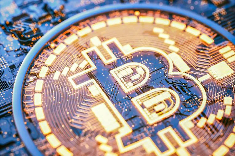 O bitcoin completa 13 anos nesta segunda-feira, 3 (KTSDESIGN/SCIENCE PHOTO LIBRARY/Getty Images)