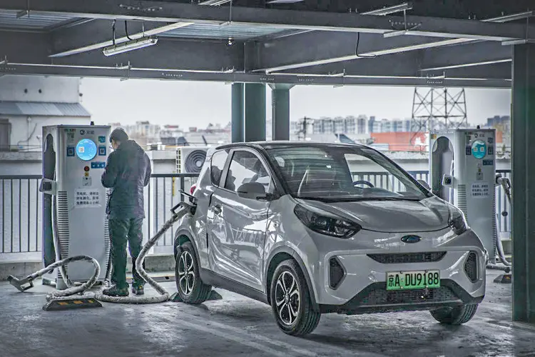 União Europeia impõe tarifas a veículos elétricos chineses para conter subsídios, enquanto Alemanha busca evitar guerra comercial. (Qilai Shen/Bloomberg/Getty Images)