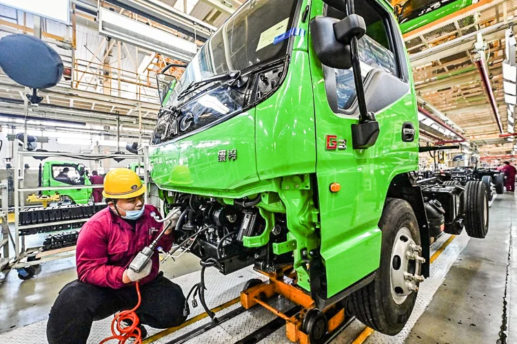 As vendas no varejo e a produção industrial cresceram de forma mais lenta em junho (STR / Colaborador/Getty Images)