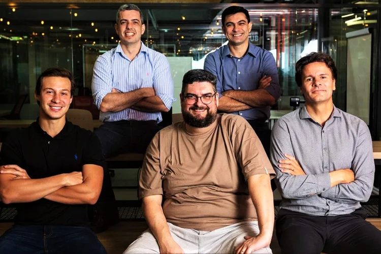 Marcelo Cruz (COO), Atílio Borges (CFO), 
Rodrigo Della Rocca (CEO), Rafael Costa (CTO) e Igor Sempre Bom (CXO), da CondoConta: empresa foi fundada em 2019 para oferecer produtos financeiros para condomínios, síndicos e administradoras (CondoConta/Divulgação)