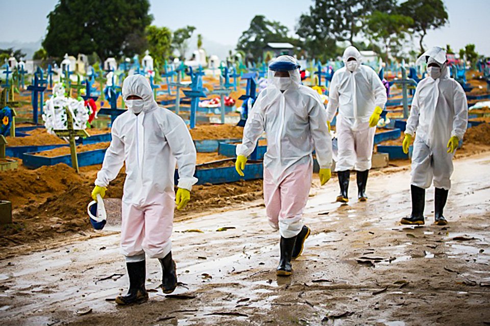 Brasil supera 12 mi de casos de Covid; total de mortes passa de 295 mil
