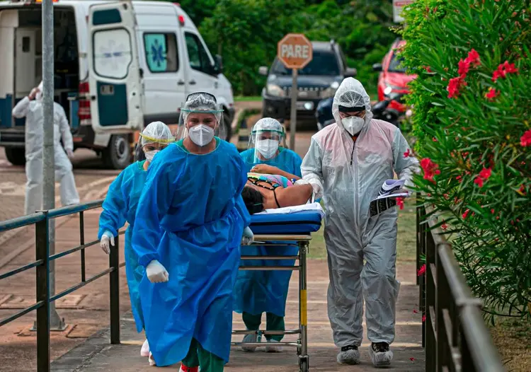 Paciente sendo transferido no Pará: alerta ligado mesmo com início de desaceleração (TARSO SARRAF/Getty Images)