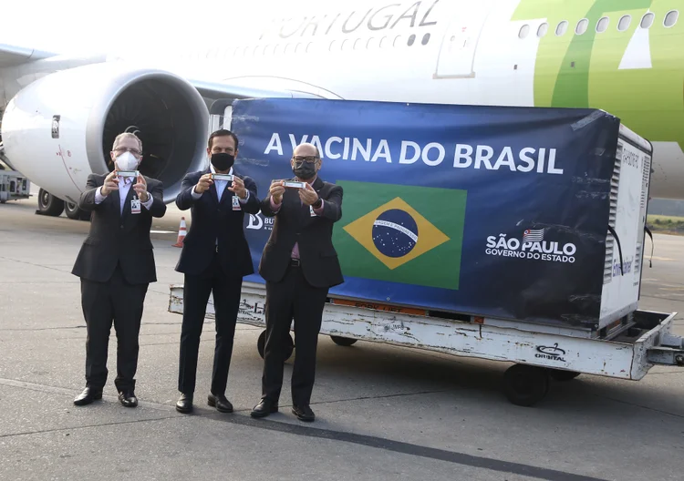 A carga foi recepcionada pelo governador de São Paulo, João Doria, o secretário estadual de Saúde, Jean Carlo Gorinchteyn, e o diretor do Instituto, Dimas Covas (Governo do Estado de São Paulo/Divulgação)
