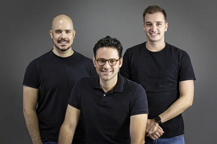 Pedro Gandra, Daniel Abbud e Cesar Pizolato, cofundadores da Dryve: a empresa foi fundada em 2019 para reunir em uma mesma plataforma todos os portais de venda de veículos do Brasil 
 (Dryve/Divulgação)